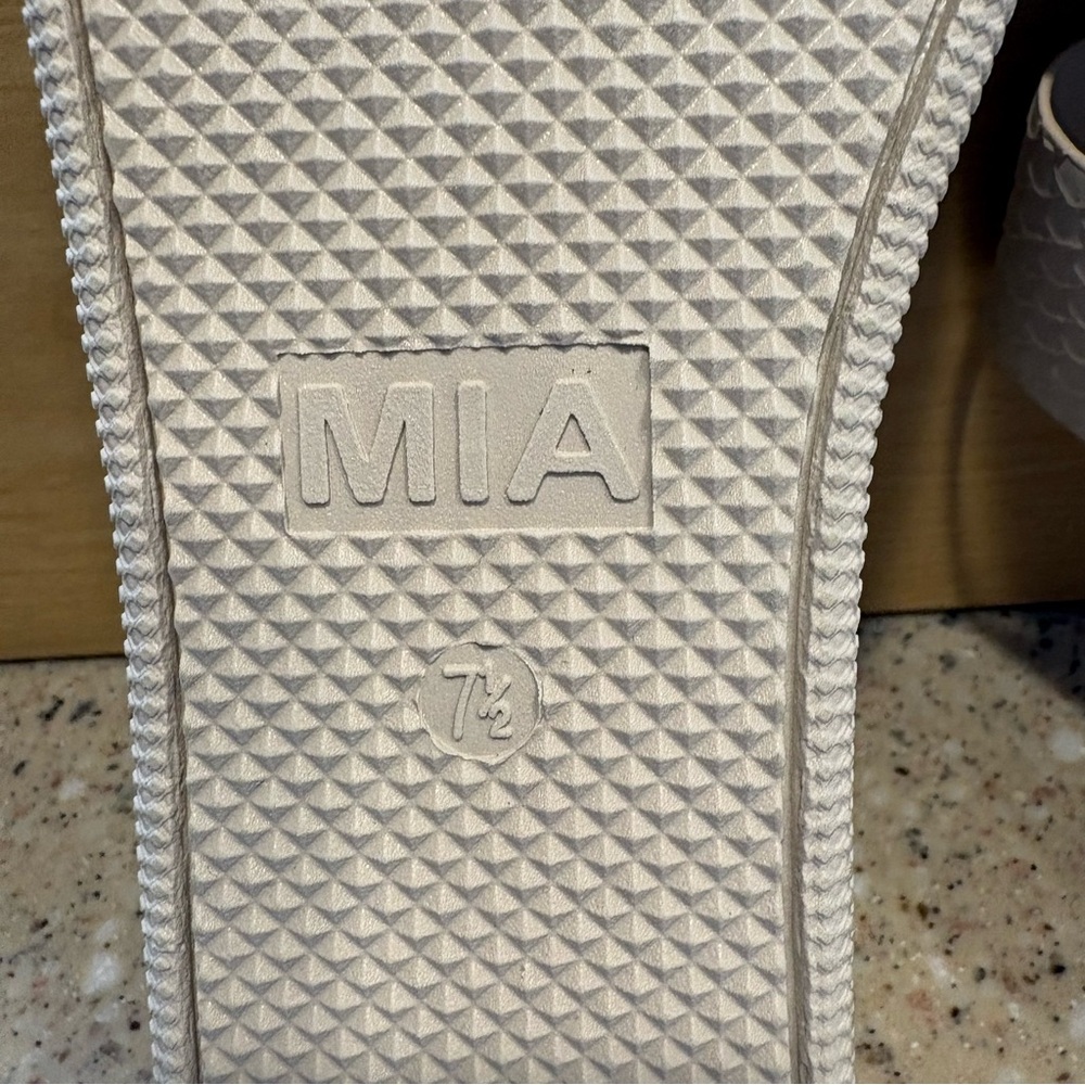 Women’s MIA Saige Slip On Slides, Size 7.5, NEVER WORN - Picture 7 of 9